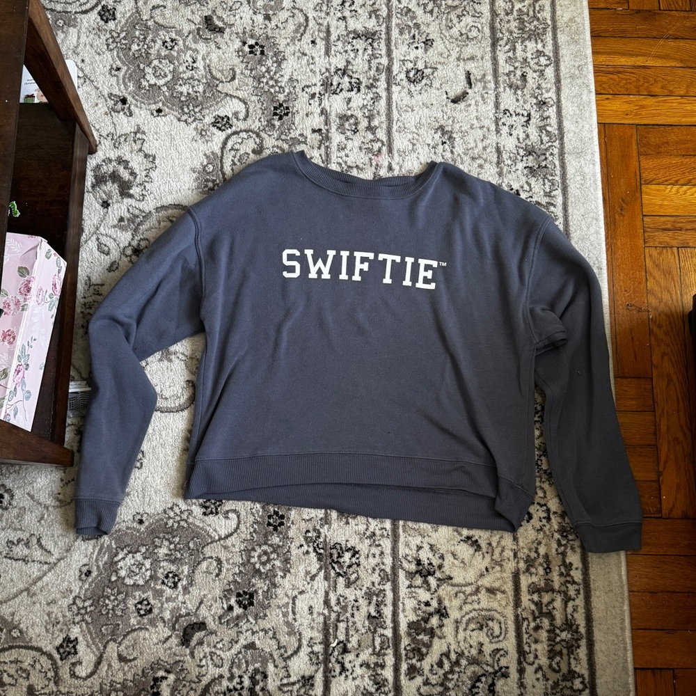 Taylor Swift Swiftie Crewneck Sweatshirt Xl - image 1